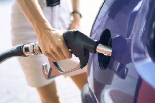 Petrom a scumpit benzina cu 5 bani pe litru